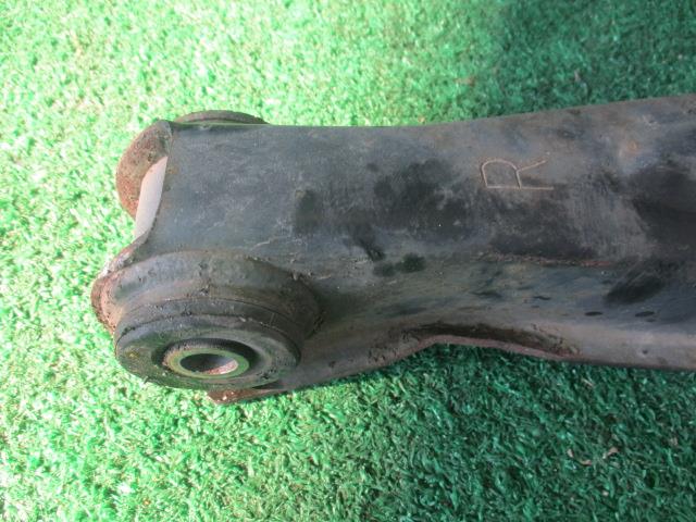 【中古】中古部品 ハイゼット S200P 右フロントロアアーム 【3330560100-001539426451720】