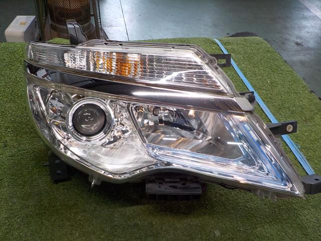 【中古】中古部品 セレナ HC26 右ヘッドランプ 【3260200000-250318000310800】