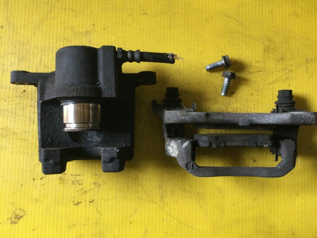 【中古】中古部品 ノア ZRR85G 左リアキャリパー 【3330960100-000052455744460】