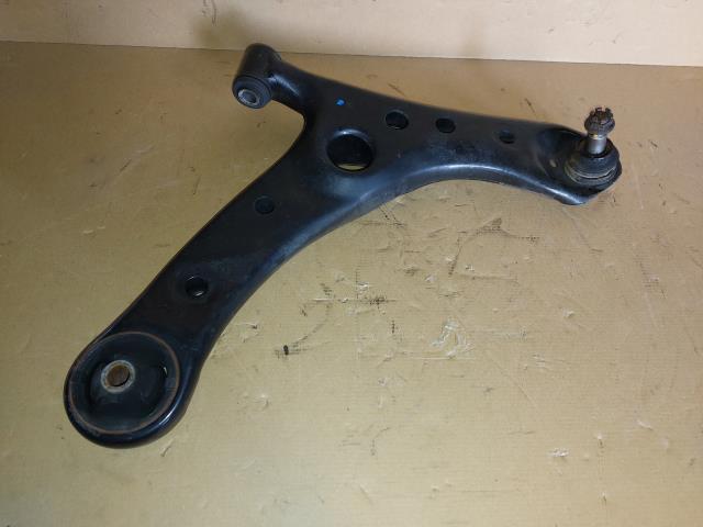 【中古】中古部品 ノア ZRR85G 右フロントロアアーム 【3330960100-000052455751720】