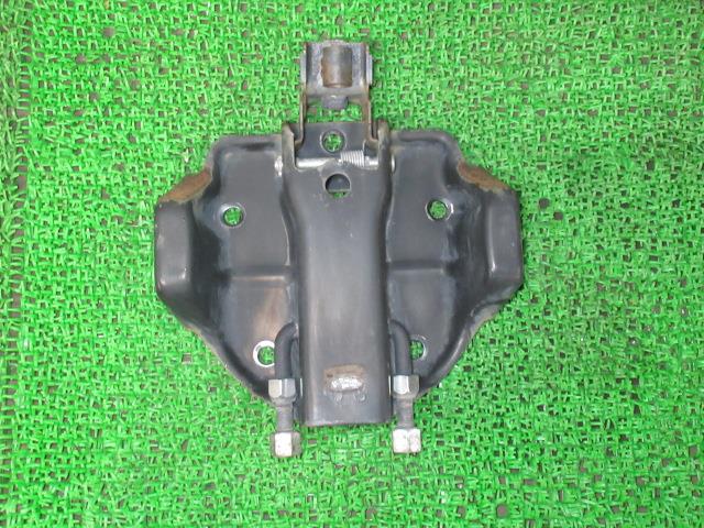 【中古】中古部品 ジムニー JB23W スペアタイヤキャリア 【3330540100-250329000148180】