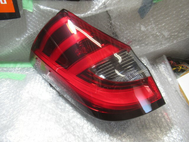 【中古】中古部品 ノア ZWR90W 左テールランプ 【3500220000-250328502115600】