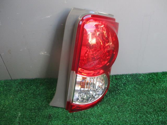 【中古】中古部品 カローラルミオン NZE151N 右テールランプ 【3330560100-001558959015500】