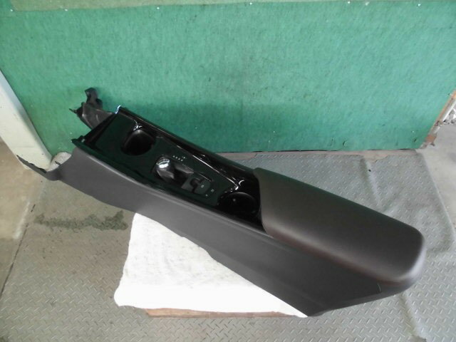 【中古】中古部品 C−HR NGX50 コンソールボックス 【3310420000-000002342277100】