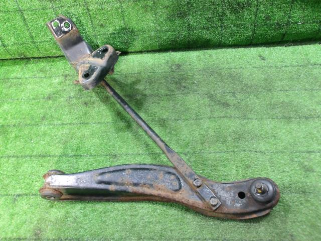 【中古】中古部品 ハイゼット S210P 右フロントロアアーム 【3330420100-250326000151720】