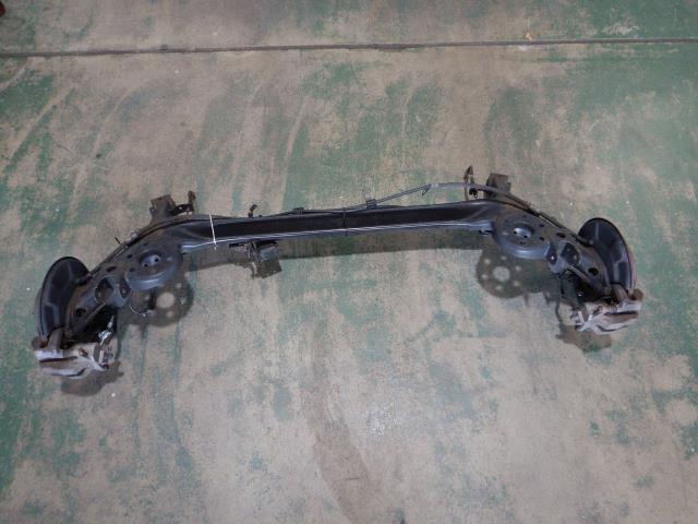 【中古】中古部品 プリウスα ZVW41W リアアクスルビーム 【3330810100-250405000453500】