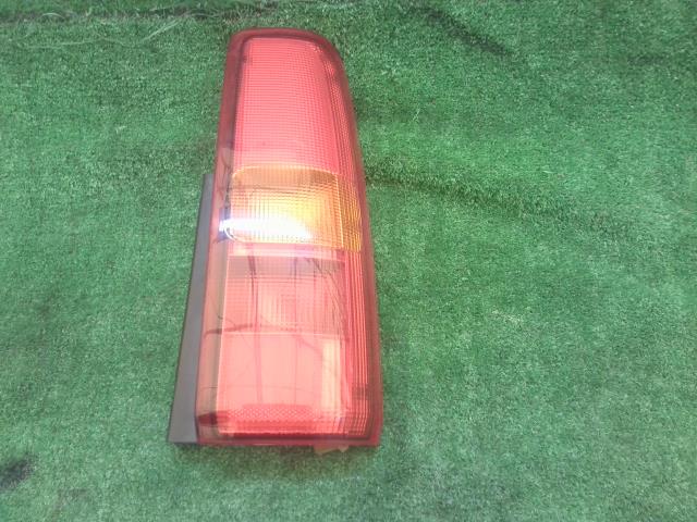 【中古】中古部品 ジムニー JB23W 右テールランプ 【3260240000-250408000115500】