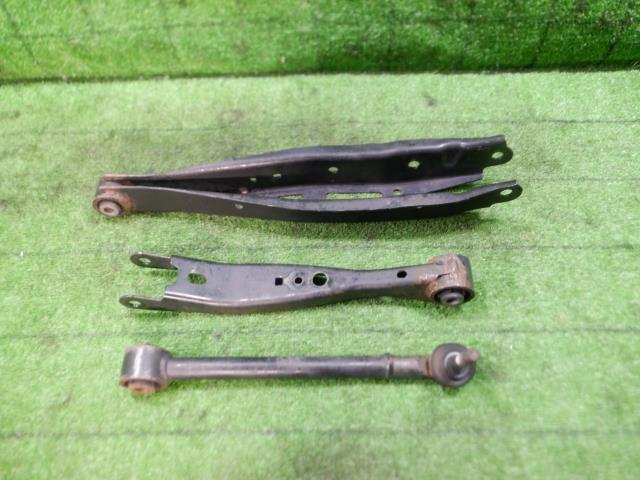 【中古】中古部品 インプレッサ GK7 右リアロアアーム 【3330420100-250328000251820】