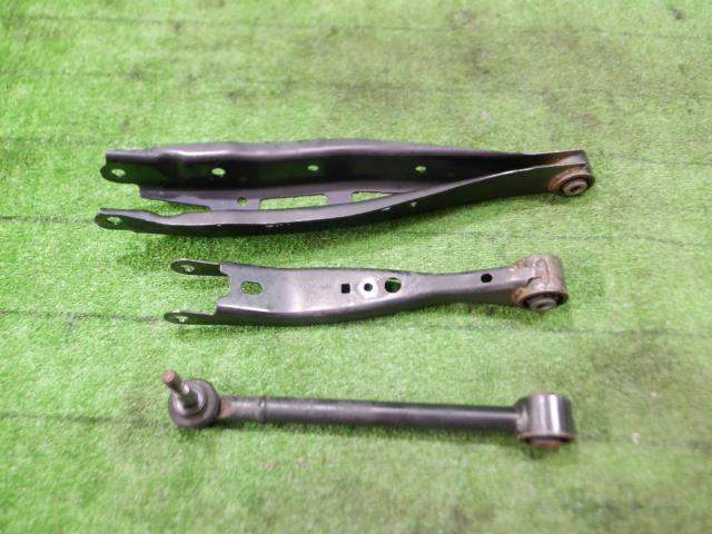 【中古】中古部品 インプレッサ GK7 左リアロアアーム 【3330420100-250328000251840】