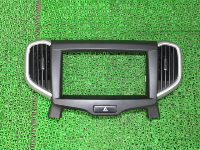 メーカー スズキ 車名 ソリオ 型式類別 18146-0001 グレード G 認定型式 DBA-MA26S 車両タイプ 5ドアハッチバック 年式 H28/2 シフト CVT 駆動 4×2 通称型式 MA26SFBGE エンジン型式 K12C ミッション型式 アクスル型式 車体色 ピュアホワイト(P) 車体色No ZVR トリム色No C01 走行距離(Km) 176,698 メーカー純正品番 73821-81P00-ZCA 部品メーカー品番 保証 0ヶ月/0km 付加情報 73821-81P0 商品情報 (1)[3,その他,引？傷2cm×3mm](2)[全体,その他,コキズ少々] ※純正番号およびモデル番号は参考としてください。※リビルト部品を購入される際のお願い【再生部品】と表示されているものをリビルト部品と呼んでいます。リビルト部品の場合には、交換時に取り外した部品をご返却していただく場合があります。詳しくはこちら※大物商品(ドア・ボンネット・バンパー等)は個人宅への配送ができない場合がございます。その場合、最寄りの配送業者支店止め等の対応となりますので、あらかじめご了承ください。 ページ上部へ【中古】中古部品 ソリオ MA26S クラスターパネル 【3330540100-250410000170220】