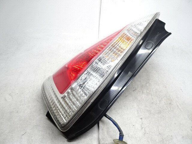 【中古】中古部品 プレマシー CREW 左テールランプ 【3330990500-250410000515600】