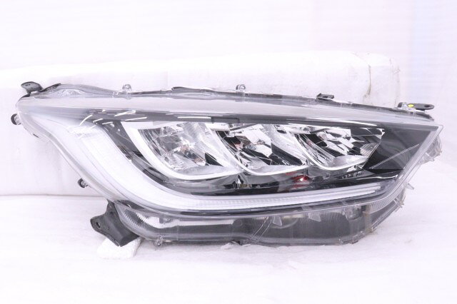 メーカー トヨタ 車名 ヤリス 型式類別 グレード LED車 認定型式 5BA-MXPA10 車両タイプ 5ドアハッチバック 年式 R2/2 シフト 駆動 通称型式 エンジン型式 ミッション型式 アクスル型式 車体色 車体色No トリム色No 走行距離(Km) メーカー純正品番 81110-K0030 部品メーカー品番 K0-3 保証 0ヶ月/0km 付加情報 中古、LED、ASSY、打刻K2,※レンズ内に液ダレや水滴跡がある場合がございますが、性能上問題ありません。 商品情報 (1)[上半分,その他,クリア剥げ](1)[全体,飛び石,](2)[全体,その他,洗車キズ、大きめ飛び石キズ](3)[3,補修跡,](4)[1,補修跡,](5)[9,補修跡,] ※純正番号およびモデル番号は参考としてください。※リビルト部品を購入される際のお願い【再生部品】と表示されているものをリビルト部品と呼んでいます。リビルト部品の場合には、交換時に取り外した部品をご返却していただく場合があります。詳しくはこちら※大物商品(ドア・ボンネット・バンパー等)は個人宅への配送ができない場合がございます。その場合、最寄りの配送業者支店止め等の対応となりますので、あらかじめご了承ください。 ページ上部へ【中古】中古部品 ヤリス MXPA10 右ヘッドランプ 【3260520000-250412501310800】