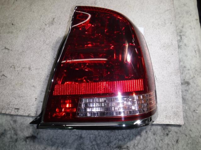 【中古】中古部品 クラウンマジェスタ JZS177 右テールランプ 【3330810100-001316593915500】
