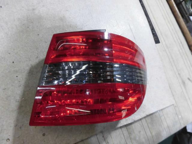 【中古】中古部品 ベンツ Bクラス 245232 右テールランプ 【3330810100-001589625415500】