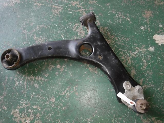 【中古】中古部品 プリウス NHW20 右フロントロアアーム 【3330810100-001371434651720】