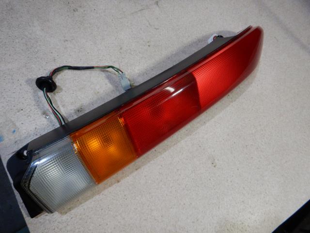 【中古】中古部品 バモス HM1 右テールランプ 【3330810100-001681714515500】