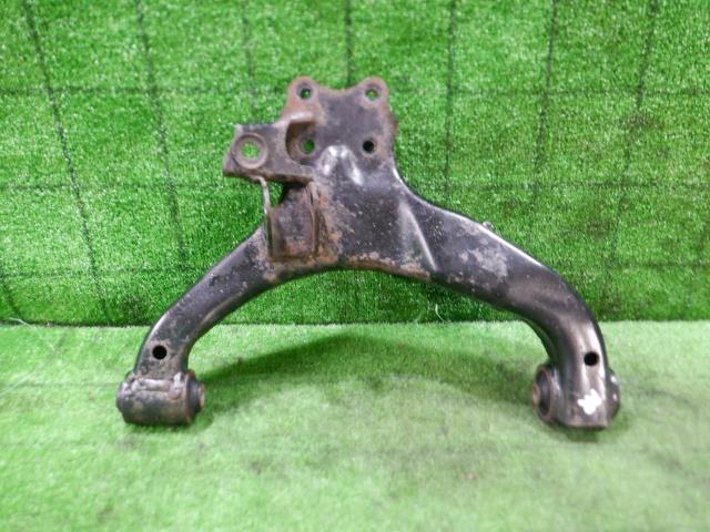 【中古】中古部品 キャラバン CWMGE25 右フロントロアアーム 【3330420100-250407000151720】