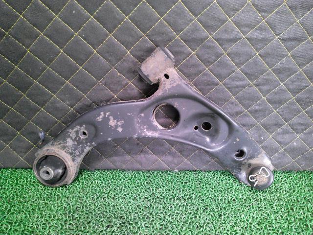 【中古】中古部品 ミラアヴィ L250S 右フロントロアアーム 【3330660100-000025301951720】