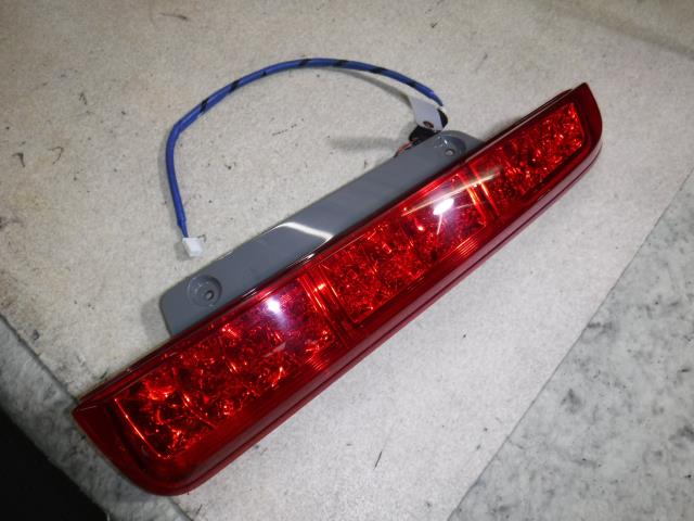 【中古】中古部品 アイシス ANM15W 右テールランプ 【3330810100-001370983115500】