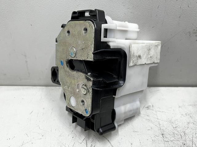 【中古】中古部品 フィアット 500 31212 左フロントドアロックソレノイド 【3310070100-000090754964560】