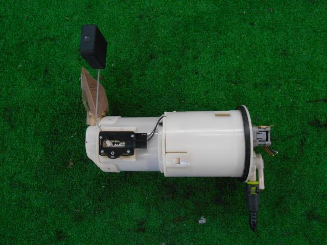 Rakuten - 【中古】中古部品 モコ MG22S フューエルポンプ 【3310080100-231005000520600】