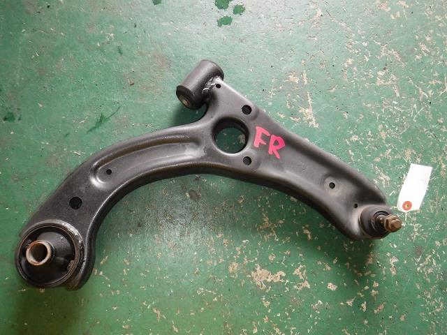 【中古】中古部品 ピクシススペース L575A 右フロントロアアーム 【3330810100-001386009851720】
