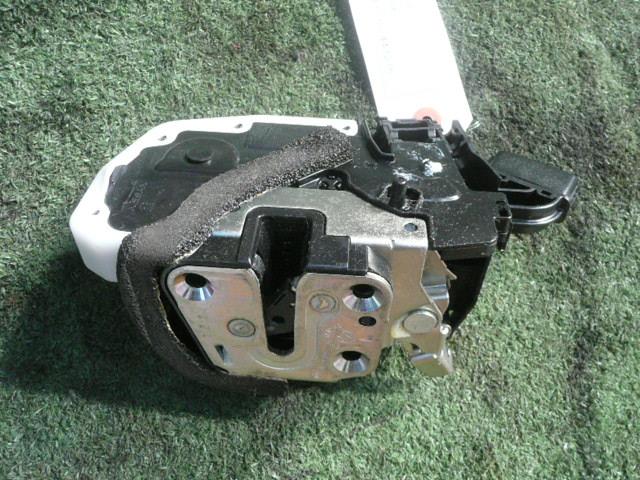 【中古】中古部品 キューブ Z12 左リアドアロックソレノイド 【3310300100-000203040464580】