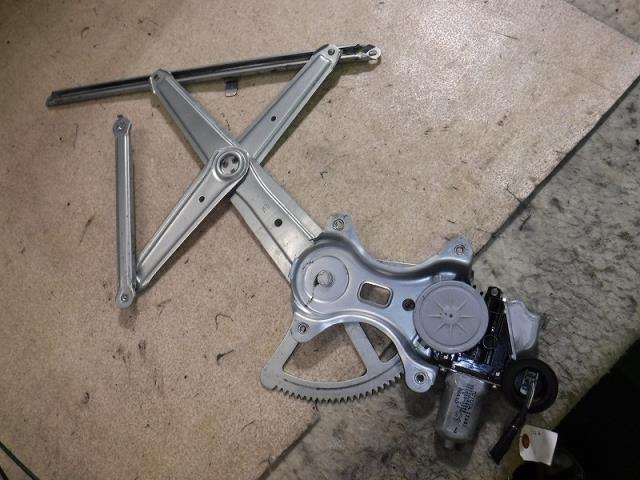 【中古】中古部品 ヴォクシー ZRR70G 右フロントドアレギュレータ・モーター 【3330810100-001373620613120】