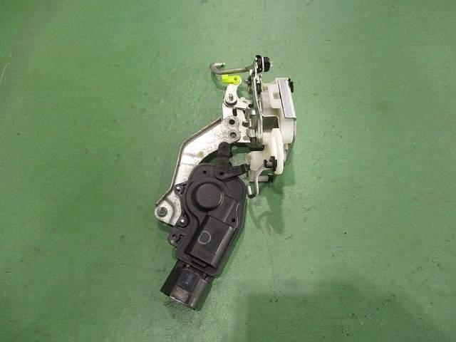 【中古】中古部品 ハイゼット S321V 左フロントドアロックソレノイド 【3310590000-000003998064560】