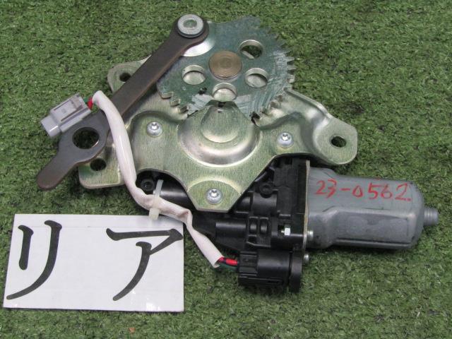 【中古】中古部品 ハイエース KDH206K トランク・バックドアクローザーモーター 【3330200100-23056200..