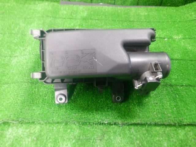 【中古】中古部品 ヴィッツ NSP135 エアクリーナー 【3330420100-231024000229050】