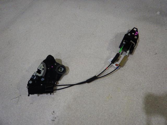 【中古】中古部品 プリウス ZVW30 左フロントドアロックソレノイド 【3330810100-241118000664560】