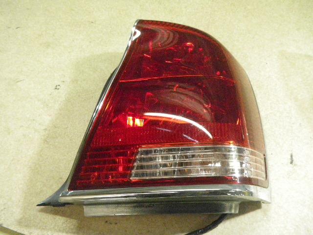 【中古】中古部品 クラウンマジェスタ UZS171 右テールランプ 【3330810100-001229795815500】