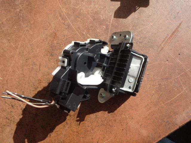 【中古】中古部品 デミオ DE3FS トランク・バックドアロックソレノイド 【3331010800-000021523564590】