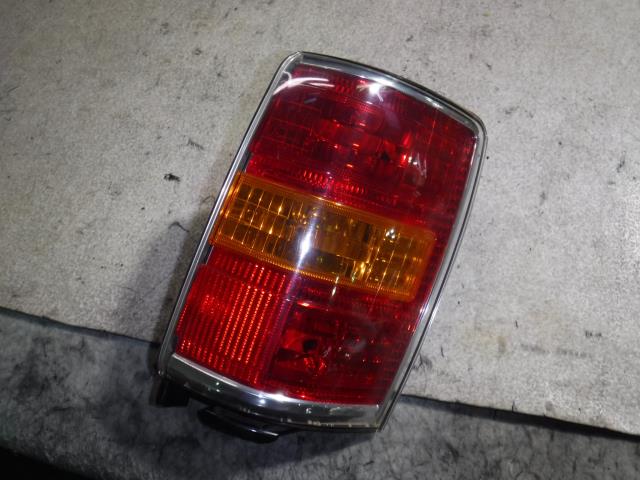 【中古】中古部品 クラウン JZS171W 右テールランプ 【3330810100-001323720915500】