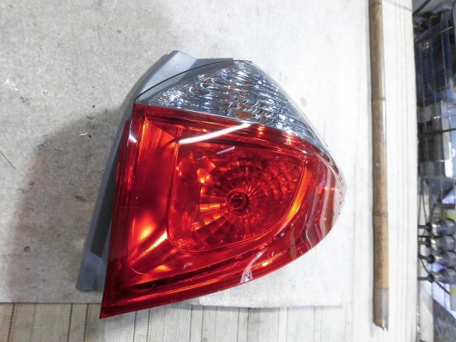 【中古】中古部品 ラクティス NSP120 右テールランプ 【3330810100-001575390615500】
