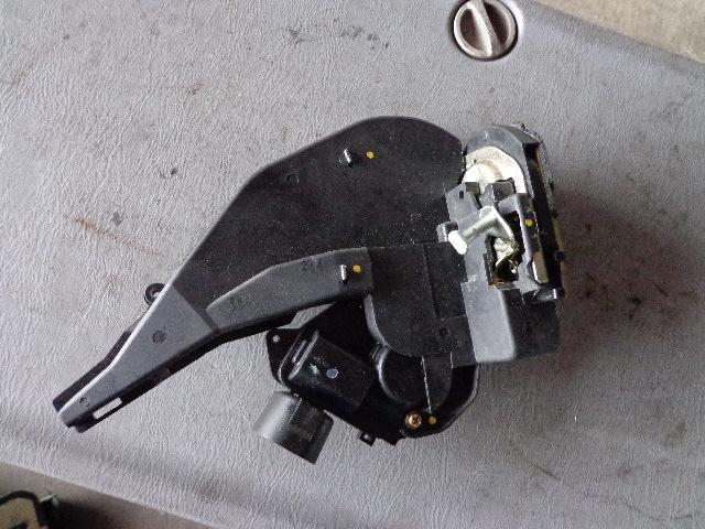 【中古】中古部品 アルテッツァ SXE10 左リアドアロックソレノイド 【3340080100-000947401664580】