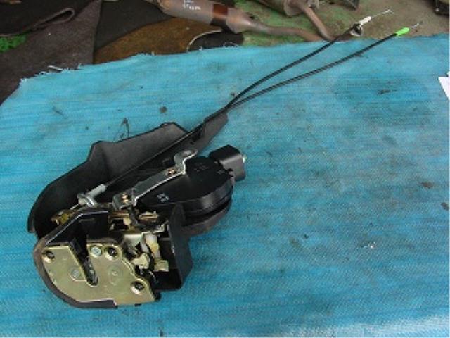 【中古】中古部品 アルテッツァ GXE10 左リアドアロックソレノイド 【3340140100-000557713564580】