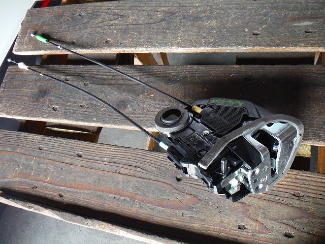 【中古】中古部品 イスト ZSP110 右リアドアロックソレノイド 【3340140100-001108021464570】