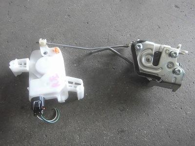 【中古】中古部品 eKワゴン H82W 左リアドアロックソレノイド 【3340180100-230119000164580】