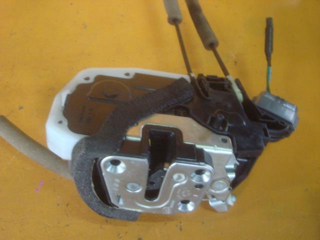 【中古】中古部品 ランサーカーゴ CVY12 左リアドアロックソレノイド 【3340220100-001368050064580】