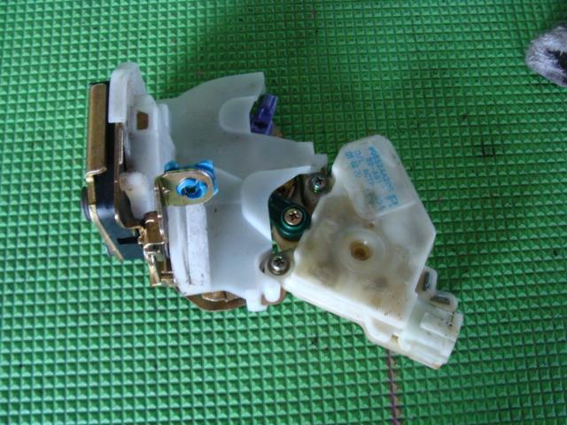 【中古】中古部品 サニー FB15 右リアドアロックソレノイド 【3340220100-001172347664570】