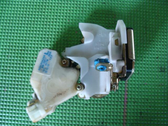 【中古】中古部品 サニー FB15 左リアドアロックソレノイド 【3340220100-001172346164580】