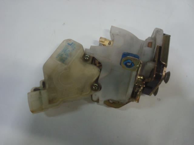 【中古】中古部品 サニー FB15 左リアドアロックソレノイド 【3340220100-001306641564580】