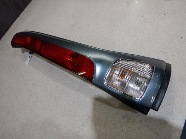 Other - 【中古】中古部品 セレナ CC25 右テールランプ 【3330810100-001666215615500】