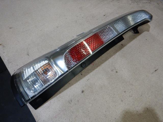 Tail Lamp - 【中古】中古部品 セレナ CC25 左テールランプ 【3330810100-000213132915600】