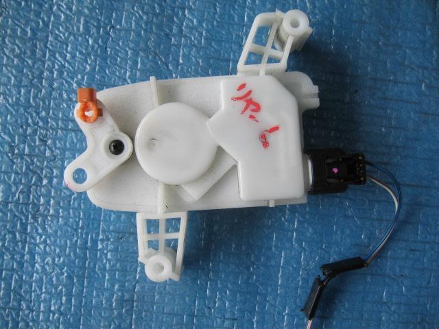 【中古】中古部品 eKワゴン H81W 左リアドアロックソレノイド 【3340240100-000133005364580】