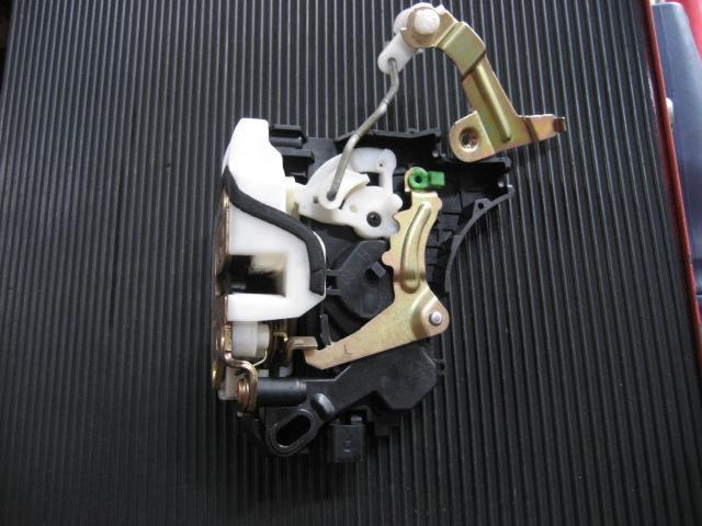 【中古】中古部品 コルト Z25A 左フロントドアロックソレノイド 【3340240100-000123002164560】