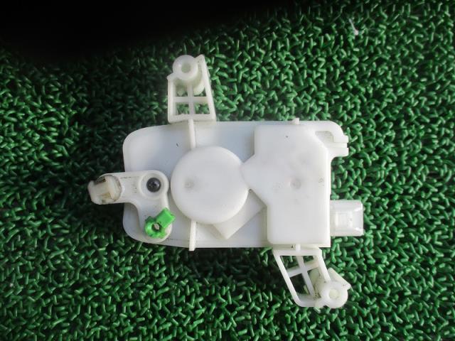 【中古】中古部品 eKワゴン H82W 右リアドアロックソレノイド 【3500080000-231007000564570】