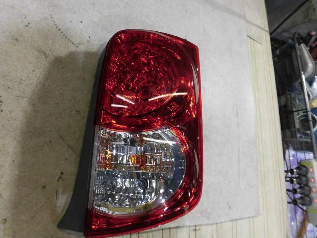 【中古】中古部品 カローラルミオン ZRE154N 右テールランプ 【3330810100-001551272515500】